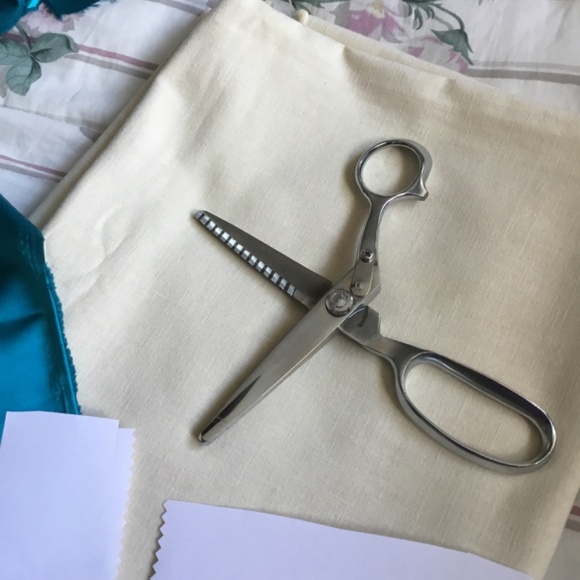 Nearly New Pinking Shears - Picture 2 of 6